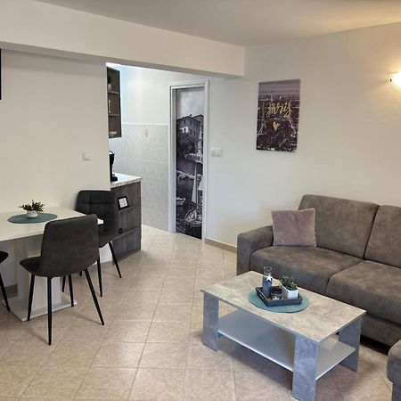 Apartments Vilma Ловран Екстер'єр фото